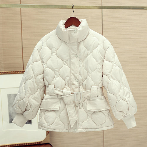 Damen nan gesteppte Taillierte Steppjacke mit Wickelgürtel, Stehkragen und Pattentaschen Shop Nory