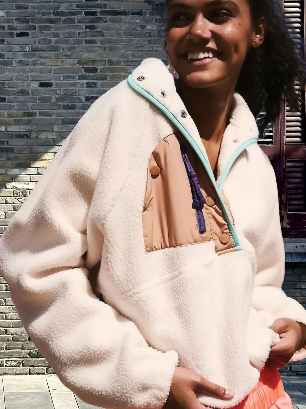 Damen Fleece-Jacke mit hohem Kragen und dekorativem Reißverschluss Shopnory
