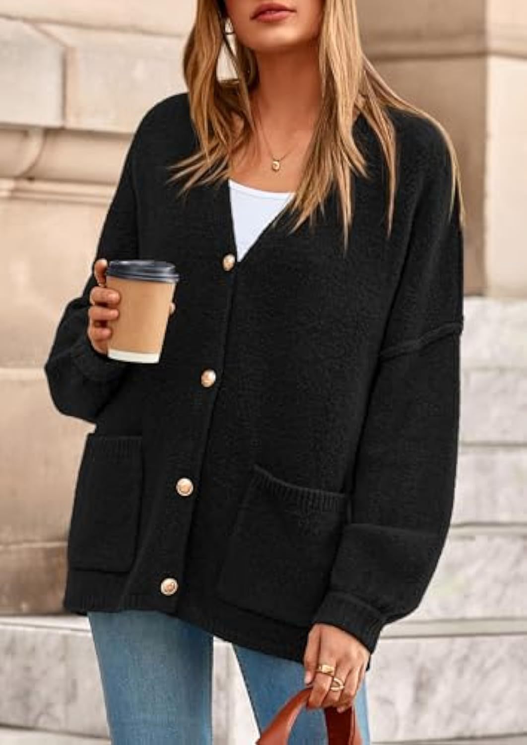 Damen Oversize Strickcardigan mit V-Ausschnitt, goldenen Zierknöpfen und aufgesetzten Taschen Shop Nory