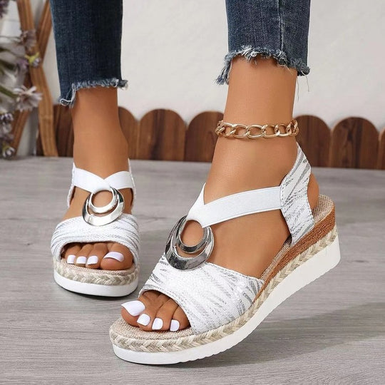 Damen Keil-Sandalen mit Metallic-Optik, dekorativem Ring und Elastik-Fersenriemen Shop Nory