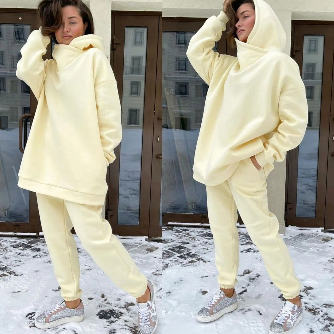Damen Oversize-Fleece-Set mit voluminöser Schlauchkapuze, geschwungenem Schalkragen und komfortabler Joggerhose Shop Nory