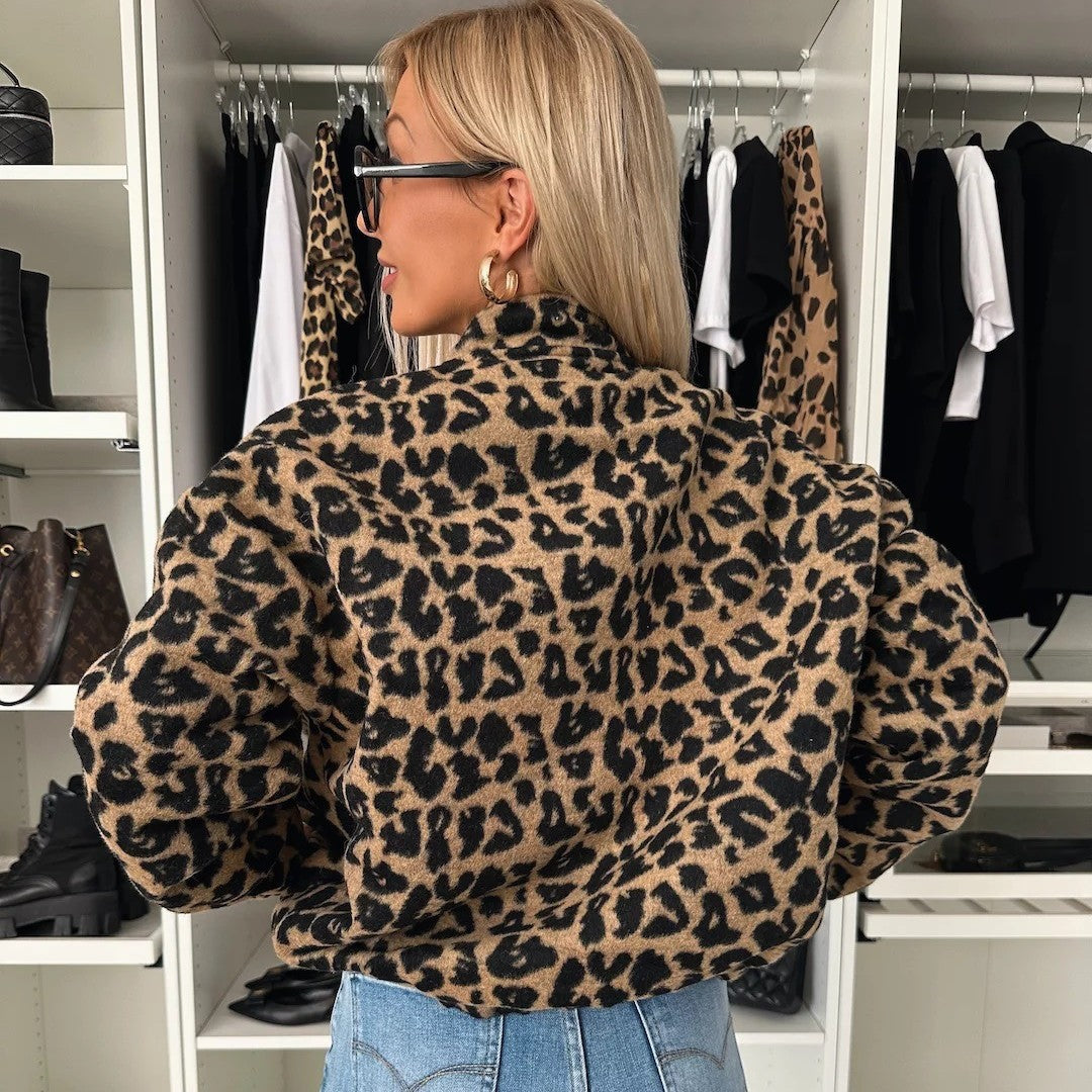 Damen Kurzjacke im Leopardenprint mit Stehkragen, Knopfleiste und elastischem Saum Shop Nory
