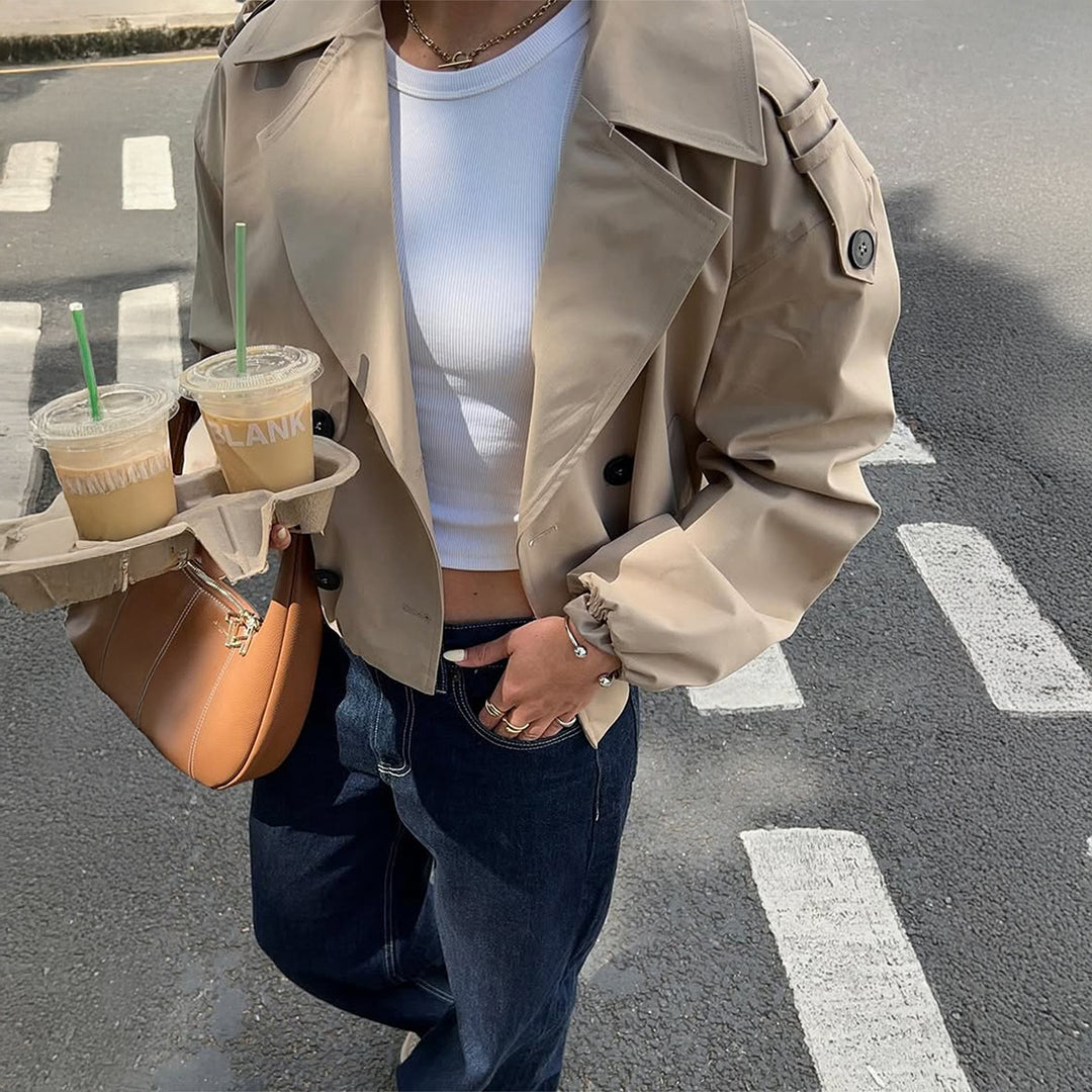 Damen nan verkürzter Trenchcoat mit doppelt geknöpfter Vorderseite, weitem Revers und elastischen Manschetten Shop Nory