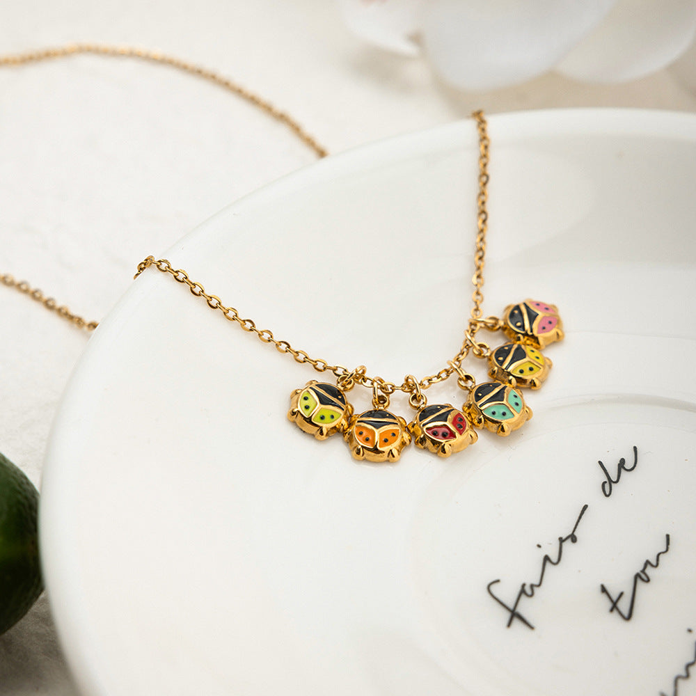 Damen Halskette mit bunten Käfer-Anhängern und verstellbarem Edelstahlverschluss Shop Nory
