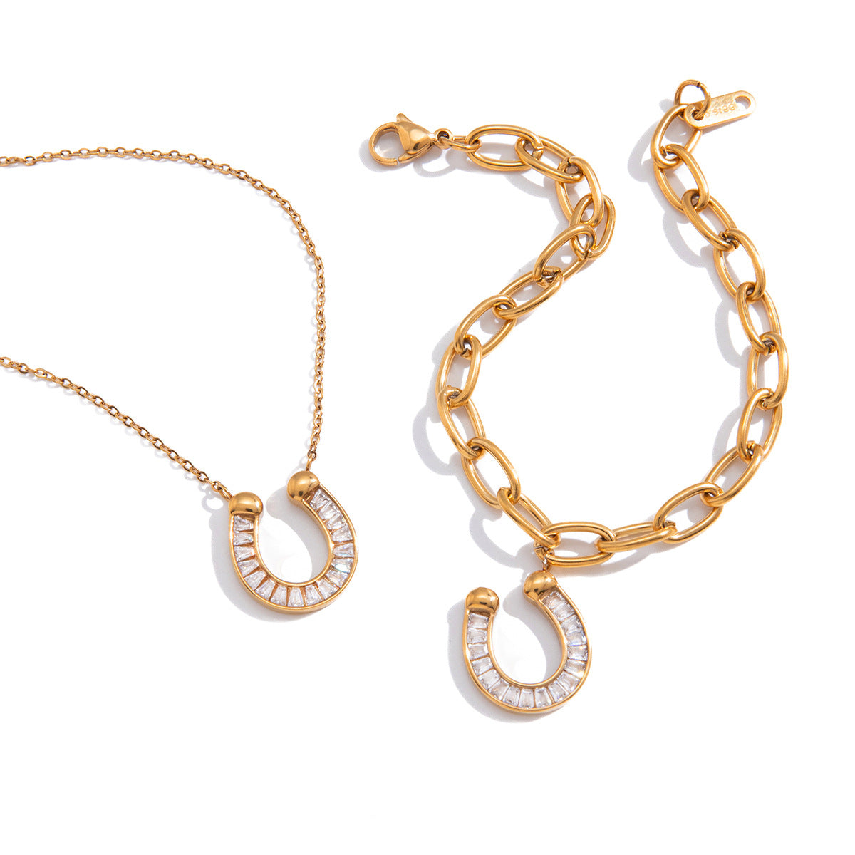 Damen Halskette mit hufeisenförmigem Anhänger aus hypoallergenem Edelstahl und funkelnden Zirkonia Shop Nory