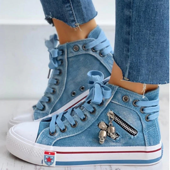 Damen High-Top Sneaker aus Jeansstoff mit seitlichem Metall-Reißverschluss und Totenkopf-Charms Shop Nory