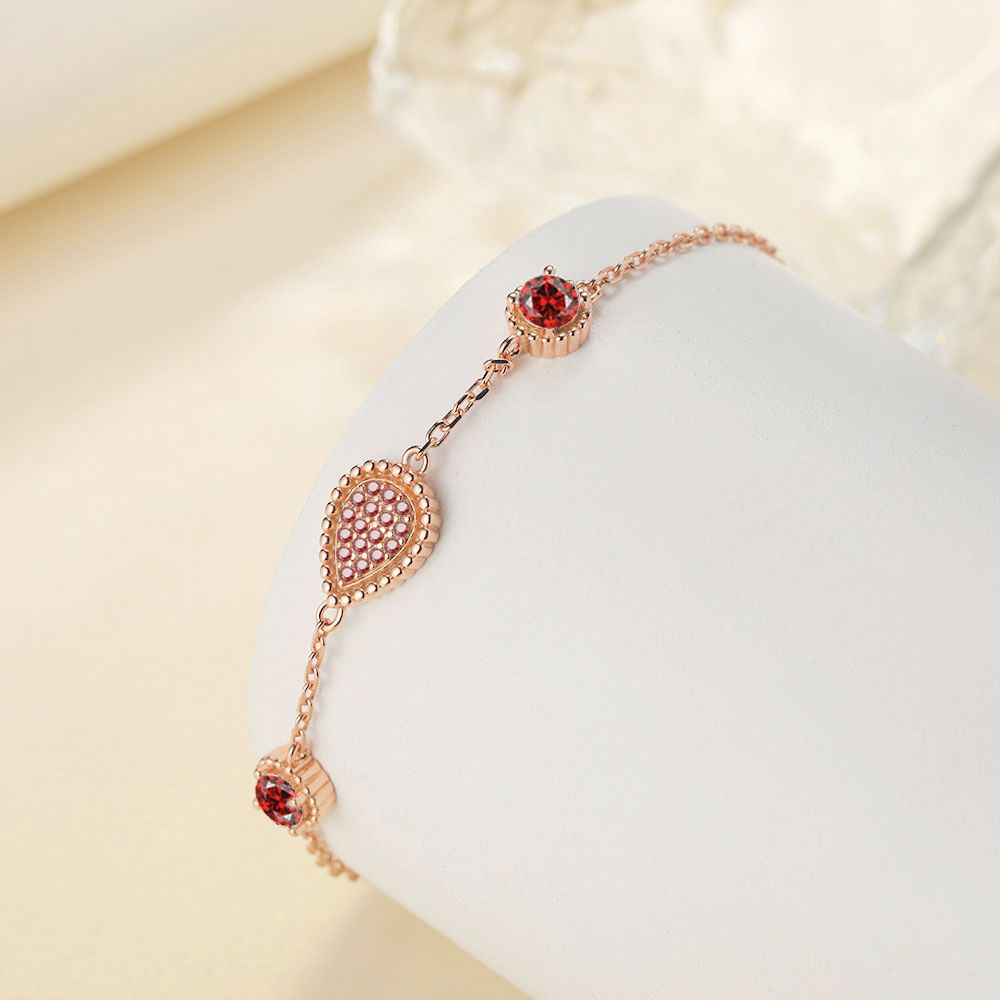 Damenarmband mit eleganten Tropfenmotiven und funkelnden Kristallelementen Shop Nory