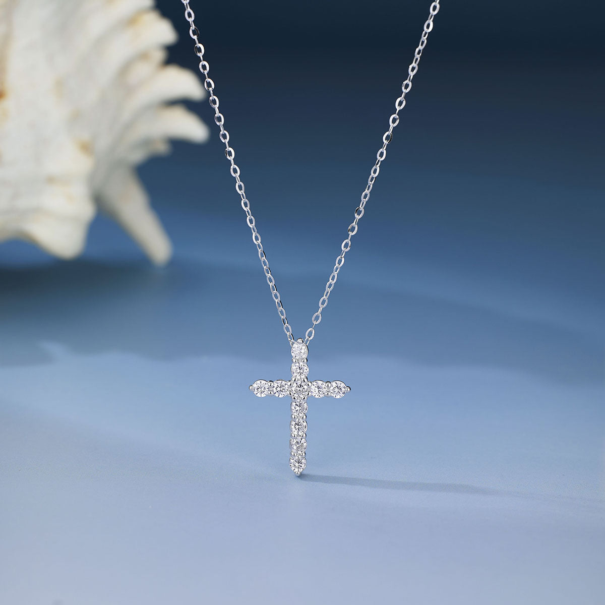 Damen Halskette mit funkelndem Kreuzanhänger und feinem Gliederketten-Design Shop Nory