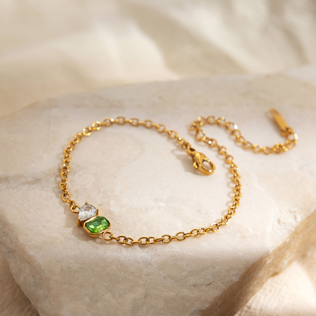 Damen Armband mit grünem Edelstein und Zirkonia-Akzenten Shop Nory