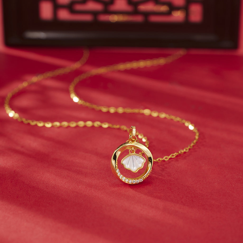 Damen elegante Halskette mit muschelförmigem Anhänger und funkelnden Zirkonia Shop Nory