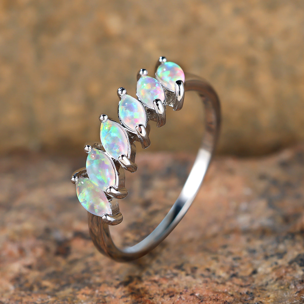 Damen Ring mit funkelnden Opal-Einlagen und zarter Goldfassung Shop Nory