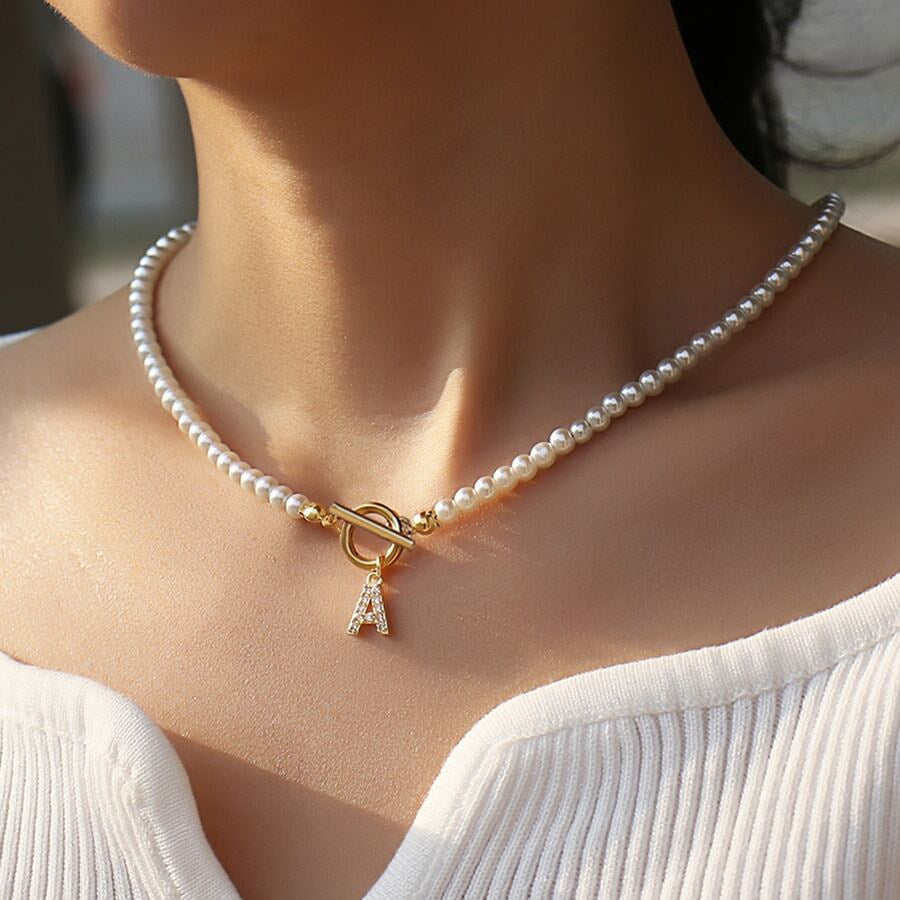 Damen Perlenhalskette mit glänzenden Akzenten und personalisiertem Anhänger Shop Nory