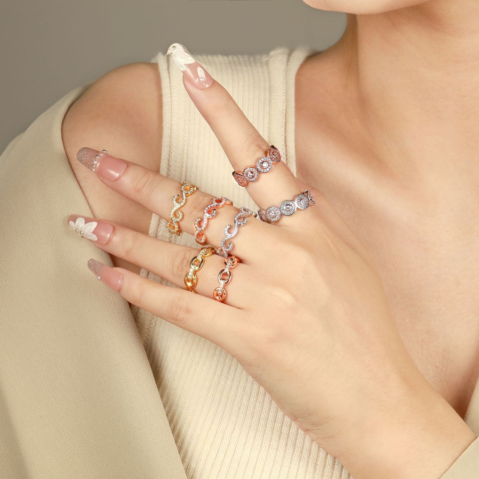 Damen Ring mit geschwungenem Design und funkelnden Zirkonia-Details Shop Nory