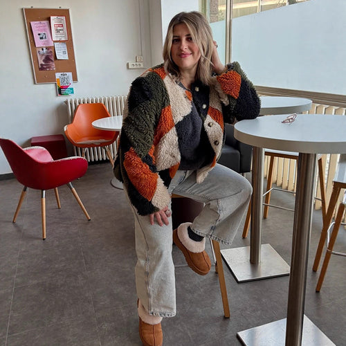 Damen Kurz geschnittene Patchwork‑Teddyjacke mit strukturierter Schlingenfaser und Druckknopfleiste Shop Nory