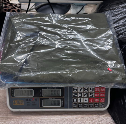 Damen Taillierte Satin-Bluse mit formenden Teilungsnähten und weiten Manschetten Shop Nory