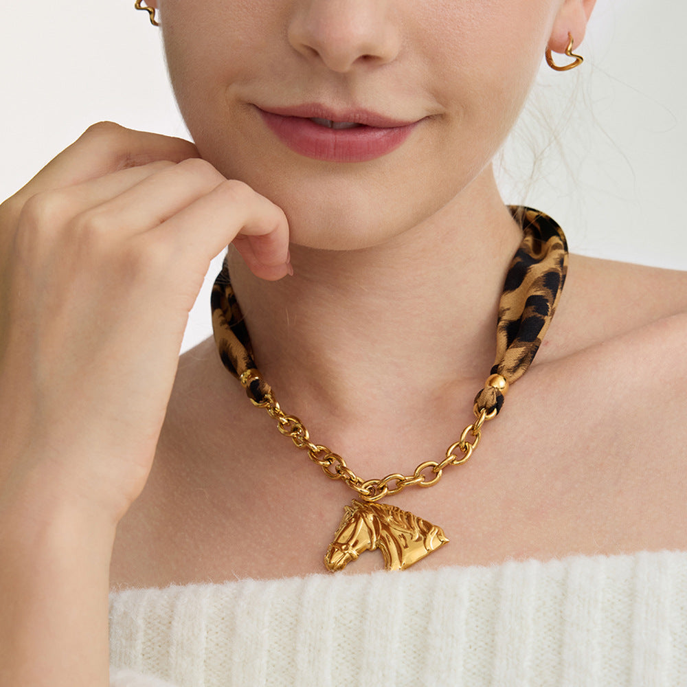 Damen Halskette mit ungewöhnlichem Pferdeanhänger und stylischem Leoprint-Shop Nory