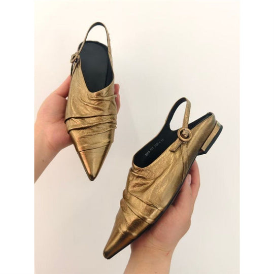 Damen Spitz zulaufende Slingback‑Mules mit dekorativem Riemen und ergonomischem Flachabsatz Shop Nory
