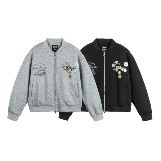 Unisex Boxy‑Sweatjacke mit durchgehendem Reißverschluss, Badge‑Applikationen und geripptem Saum Shop Nory