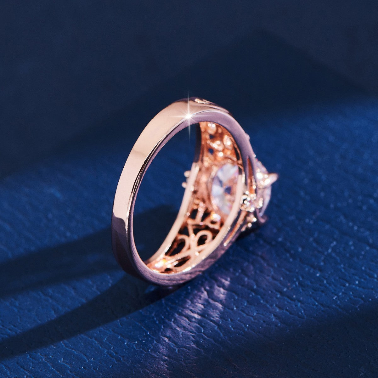 Damen Ring mit kunstvoller filigraner Fassung und funkelndem Zirkonia Shop Nory