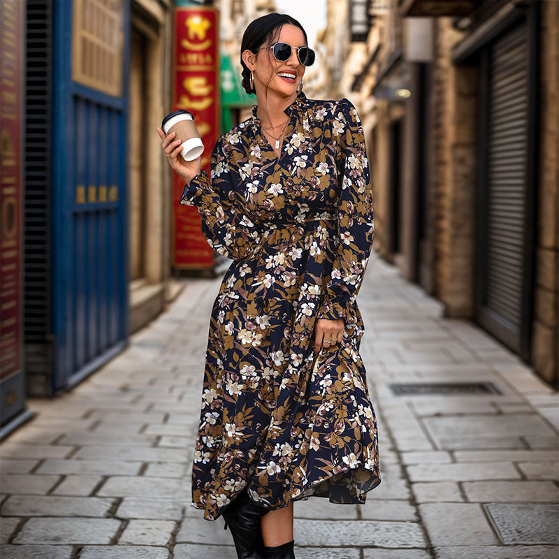 Damen Fließendes Blumen‑Midikleid mit V‑Ausschnitt, Smok‑Taillenband und Stufenrock Shop Nory
