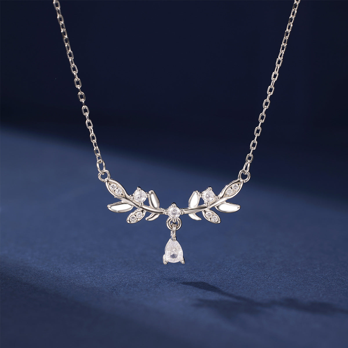 Damen filigrane Halskette mit botanischem Design und funkelnden Zirkonia Shop Nory
