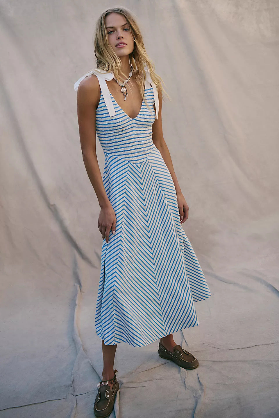 Damen Maxi-Sommerkleid mit verspielten Trägern und elegantem V-Ausschnitt