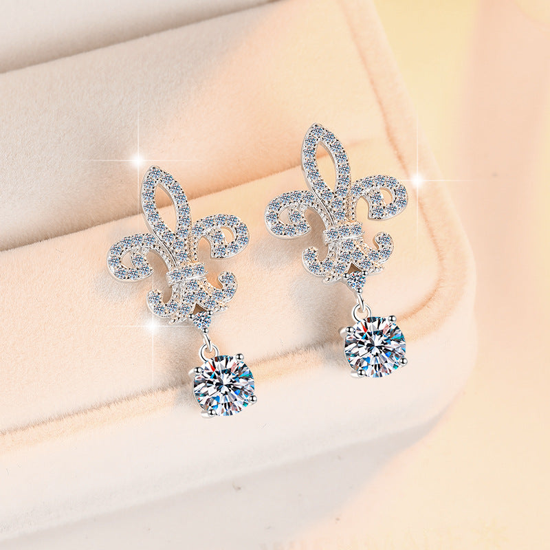 Damenohrringe im eleganten Fleur-de-Lis-Design mit funkelnden Kristallen Shop Nory