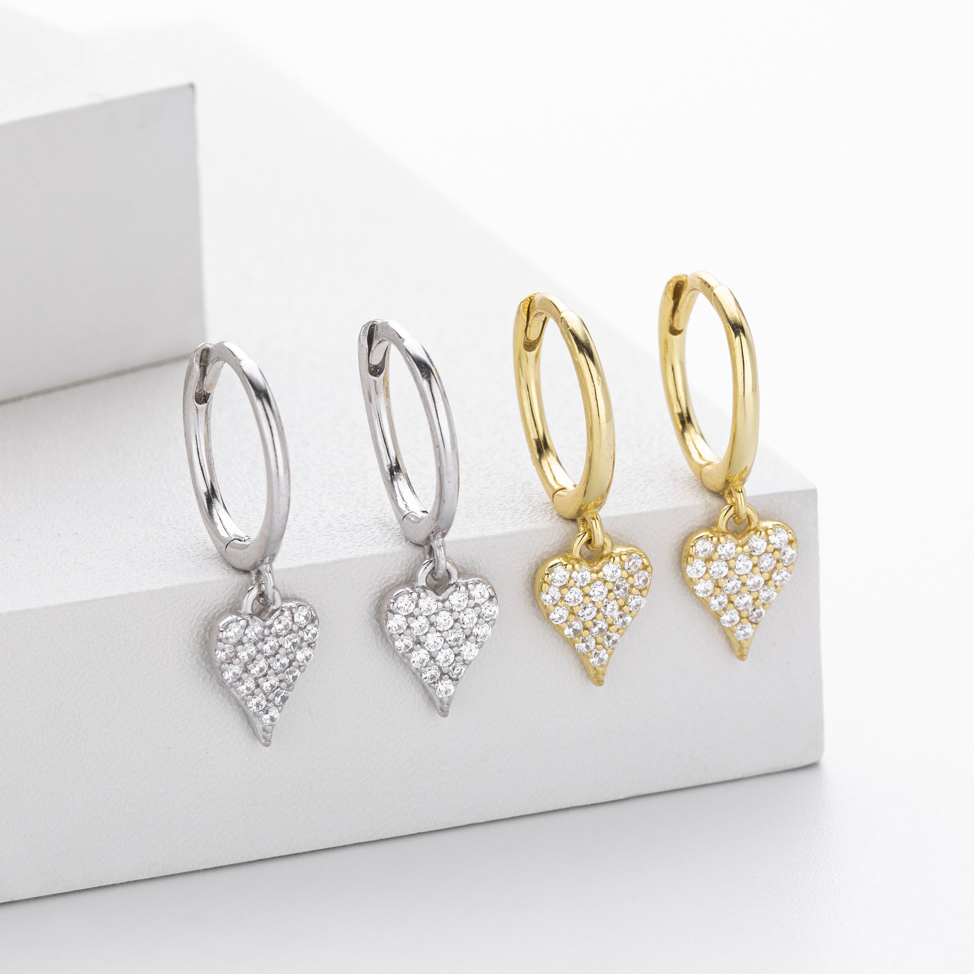 Damen Ohrhänger mit Herzanhänger aus 925 Sterling Silber und funkelnden Zirkonia Shop Nory