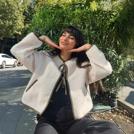 Damen Kurz geschnittene Teddyjacke mit Bandverschluss und Kontrastpaspel Shop Nory