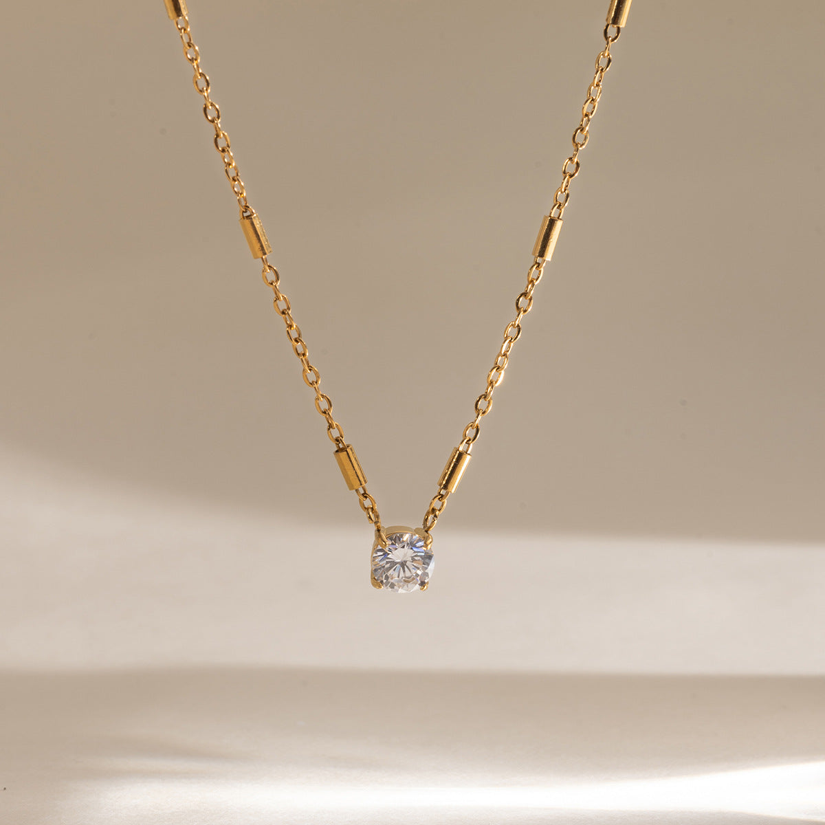 Damen Halskette mit funkelndem Zirkon-Anhänger und wasserfestem Design Shop Nory
