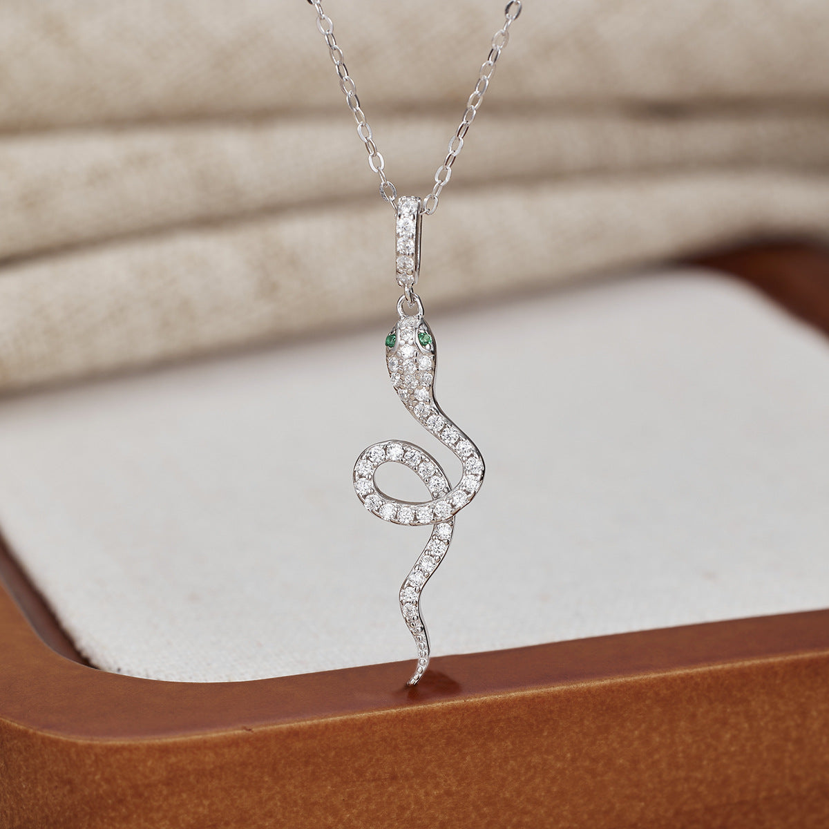 Damen Halskette mit elegantem Schlangen-Anhänger und funkelnden Zirkonia Shop Nory