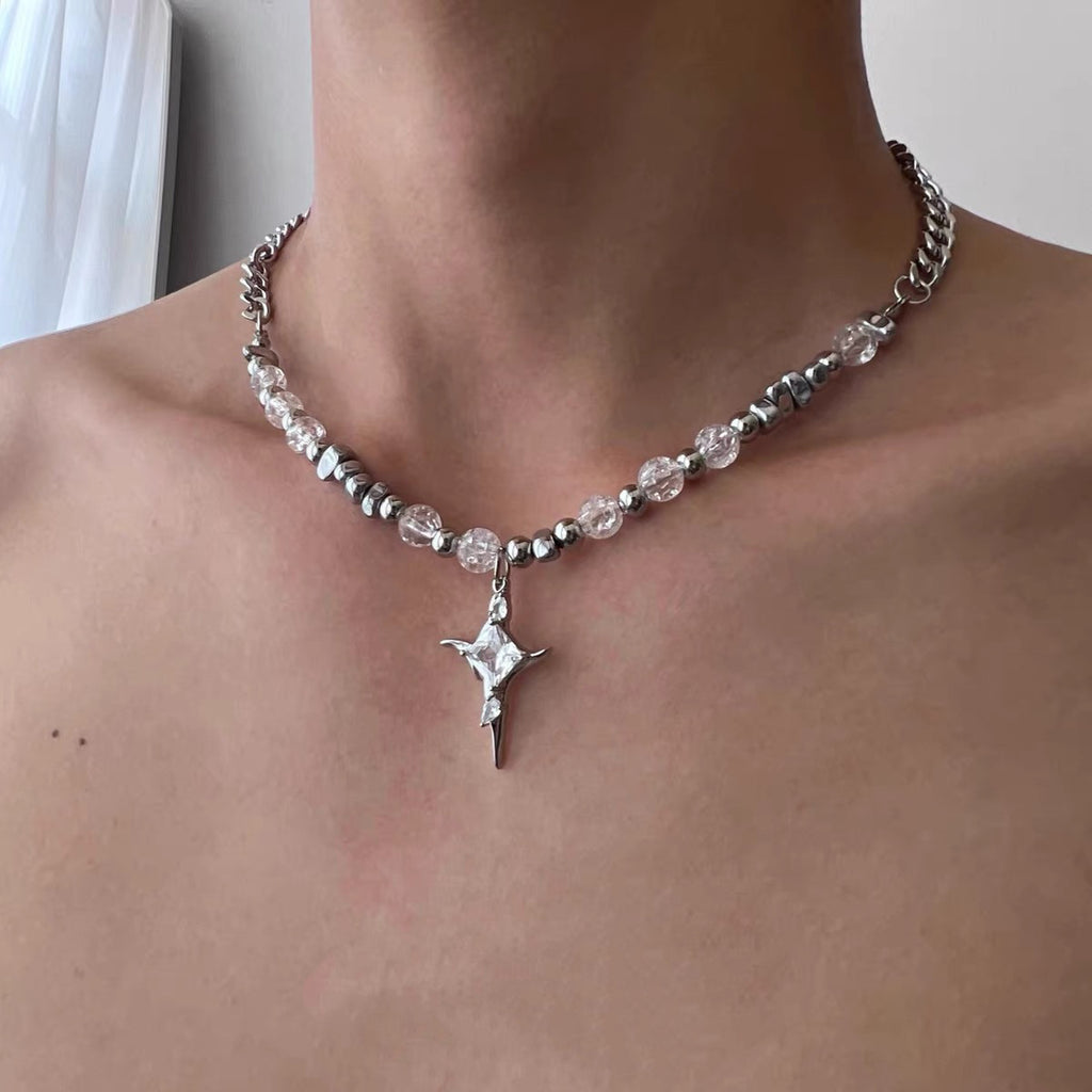 Damen Kette mit funkelndem Kristallanhänger und eleganten Metallakzenten Shop Nory