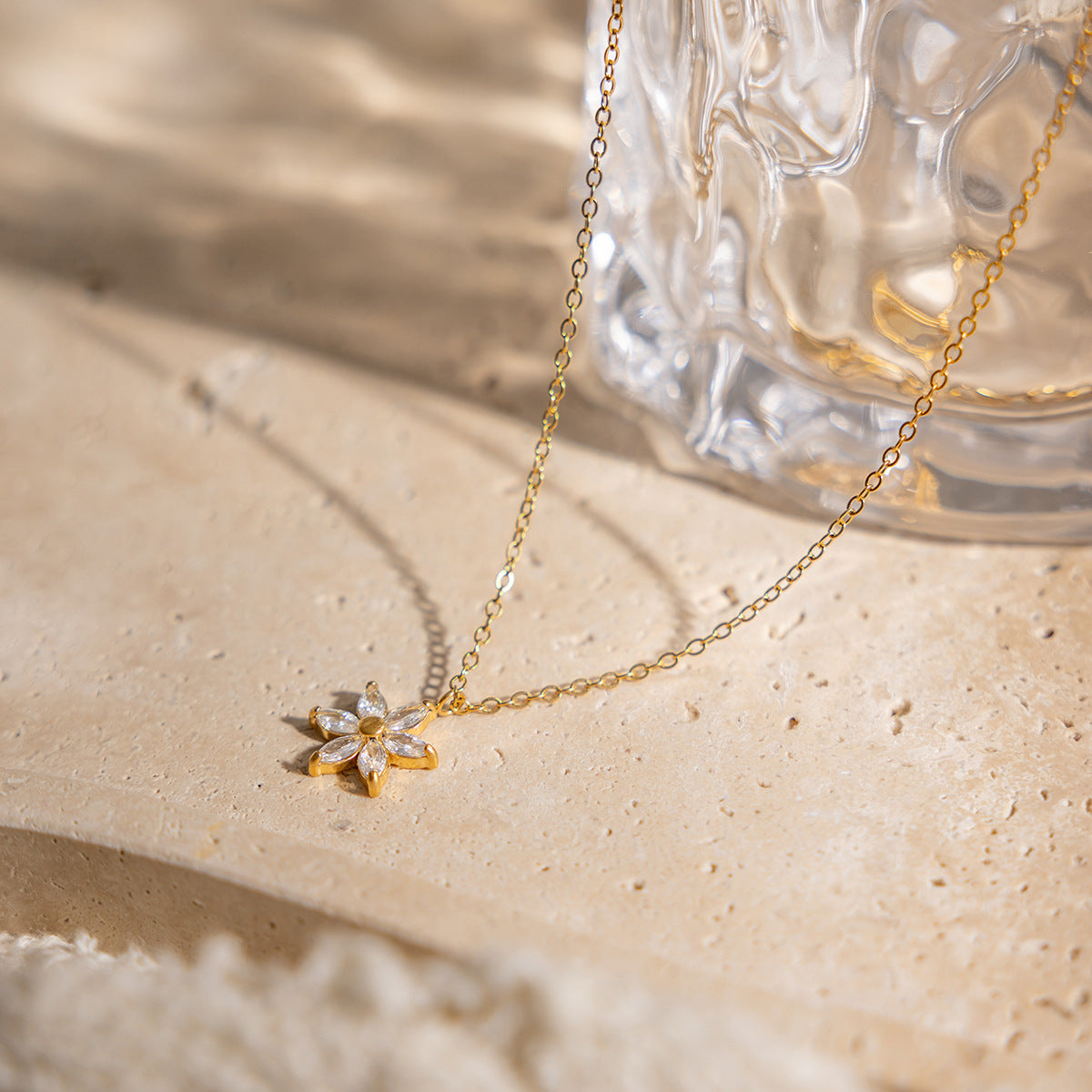 Damen Halskette mit stilvollem Blumenanhänger aus hypoallergenem Edelstahl Shop Nory