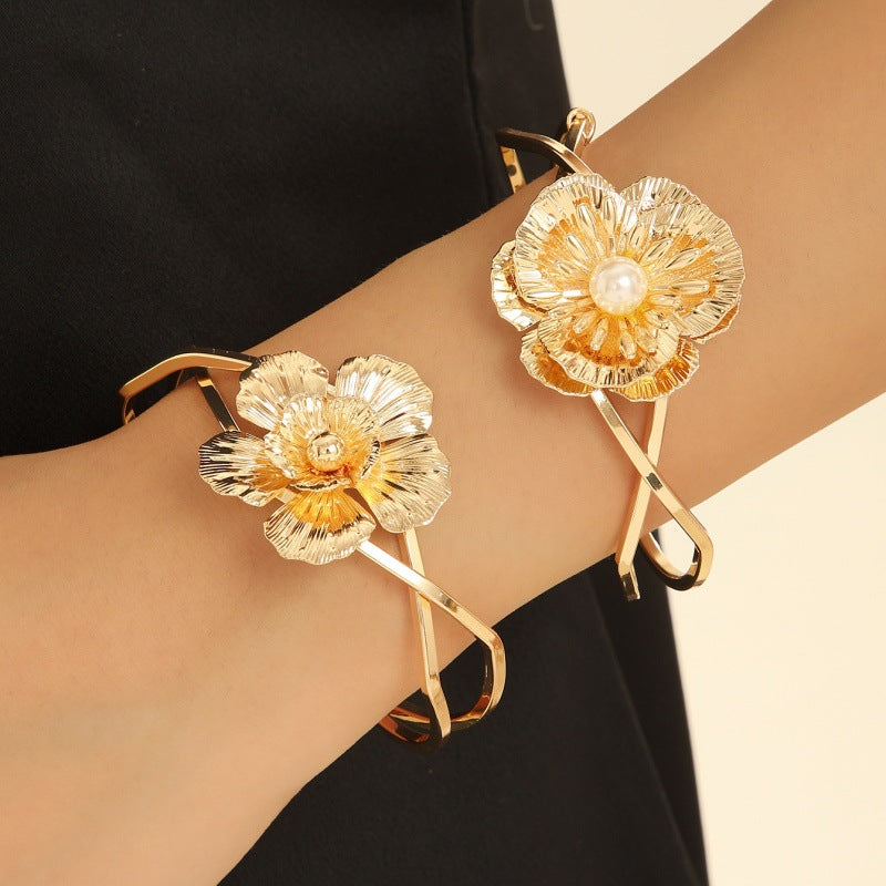 Damen Offener Armreif mit elegant geschwungenem Design Shop Nory