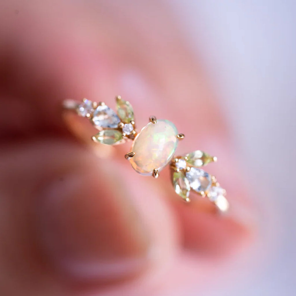 Damen Ring mit filigraner Blütenstruktur und schimmerndem Opal Shop Nory