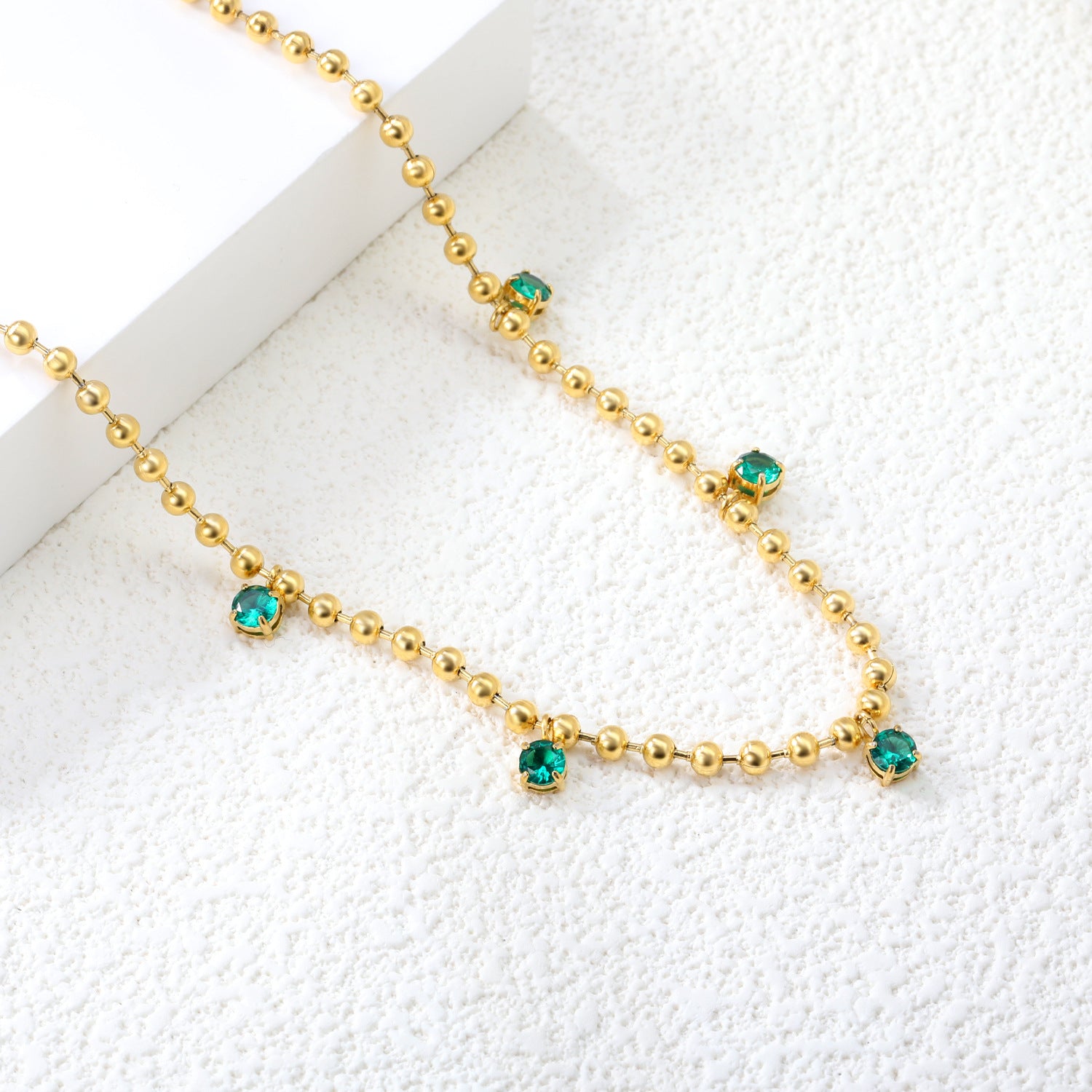 Damen elegante Halskette mit funkelnden Zirkonia und poliertem Goldfinish Shop Nory