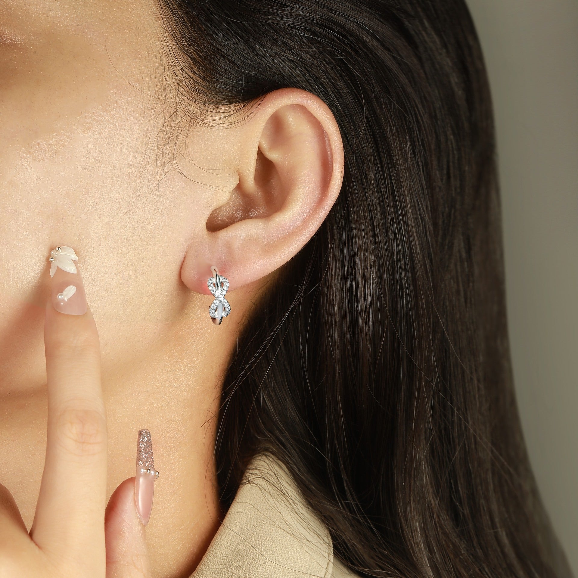 Damen-Ohrstecker im eleganten Unendlichkeit-Design mit funkelnden Zirkonia Shop Nory