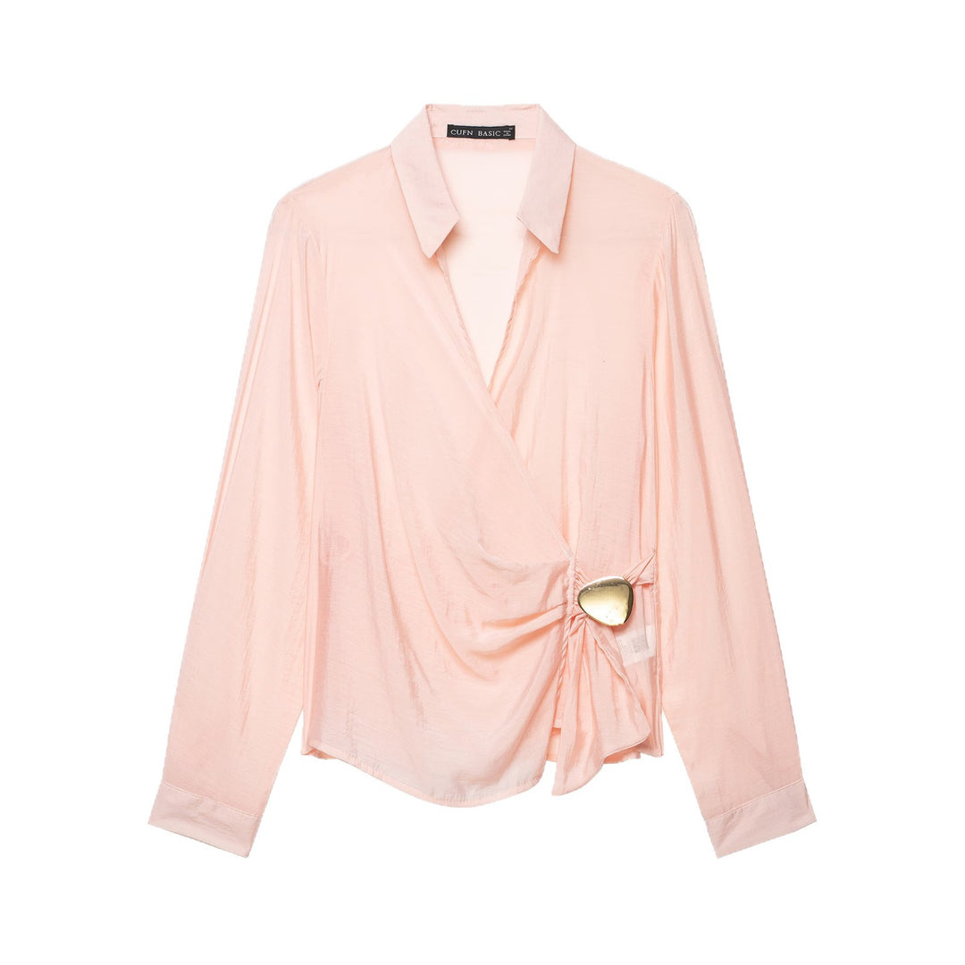 Damen Wickelbluse aus seidigem Crêpe mit Drapierung, tiefem V‑Ausschnitt und goldem Zierknopf Shop Nory