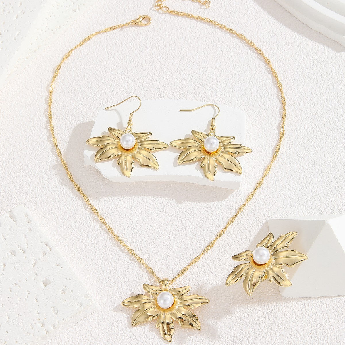 Damen Schmuckset mit herzförmigen Anhängern und strahlendem Design Shop Nory