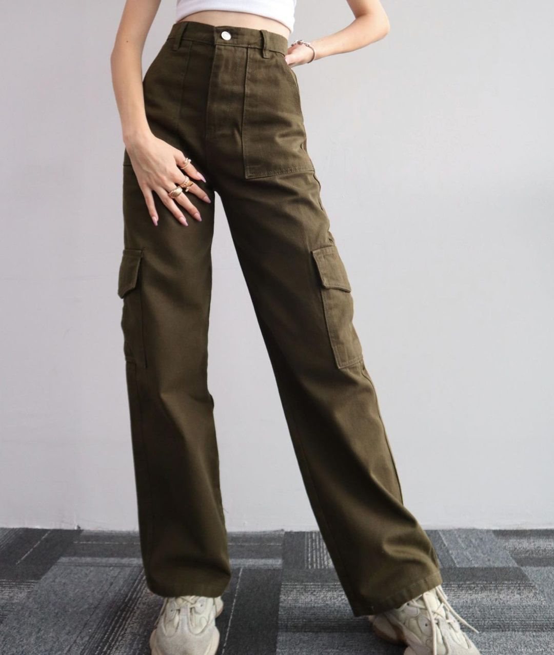 Damen High-Waist-Cargohose aus Twill mit aufgesetzten Klappentaschen und weitem Bein Shop Nory