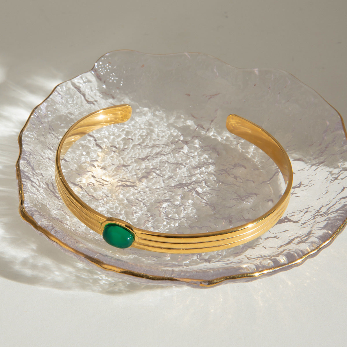 Damen Armreif mit elegantem grünem Jade-Anhänger aus hypoallergenem Edelstahl Shop Nory
