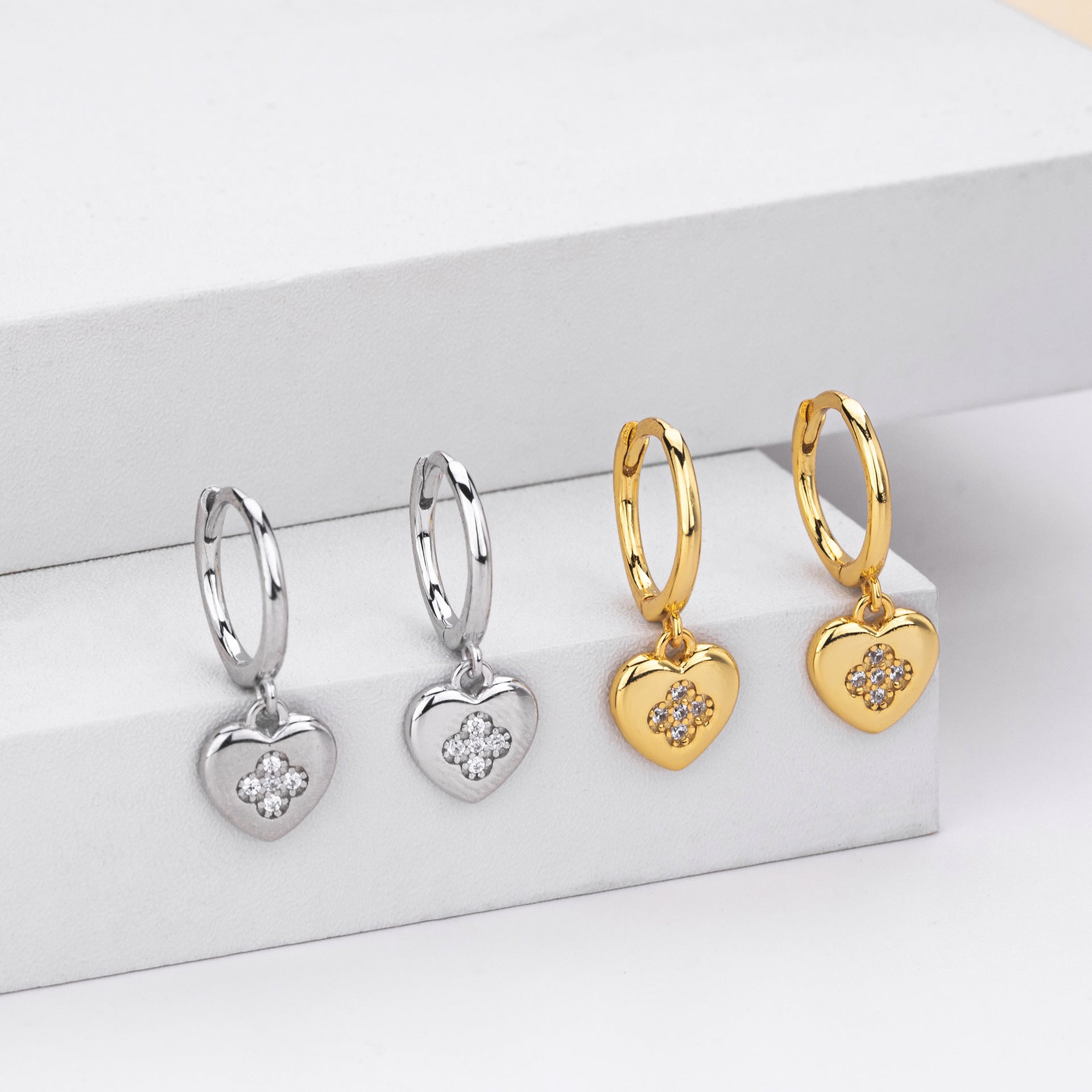 Damen Ohrhänger mit Herzanhänger und funkelnden Zirkonia Shop Nory