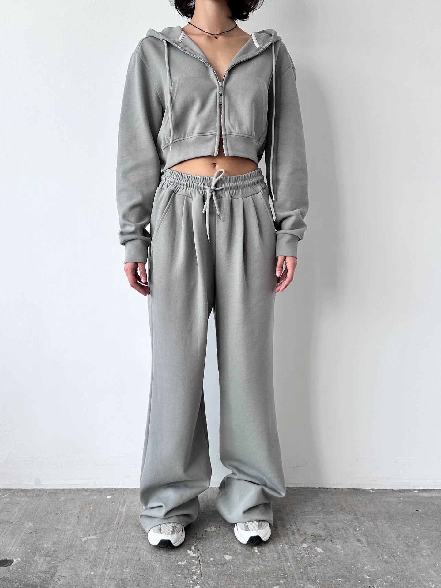 Damen Cropped Hoodie und entspannte Jogginghose Set