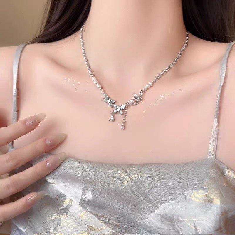 Damen Halskette mit kunstvollem Schmetterlingsanhänger und eleganten Perlendetails Shop Nory