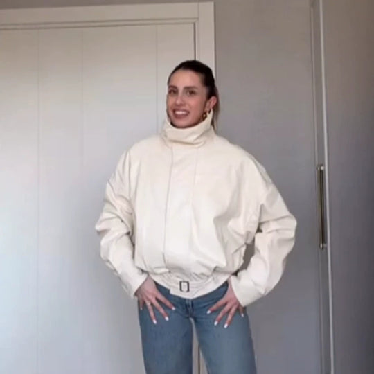 Damen Oversize Kurzjacke mit hohem Stehkragen, wattierter Silhouette und taillierbarem Gürtel Shop Nory