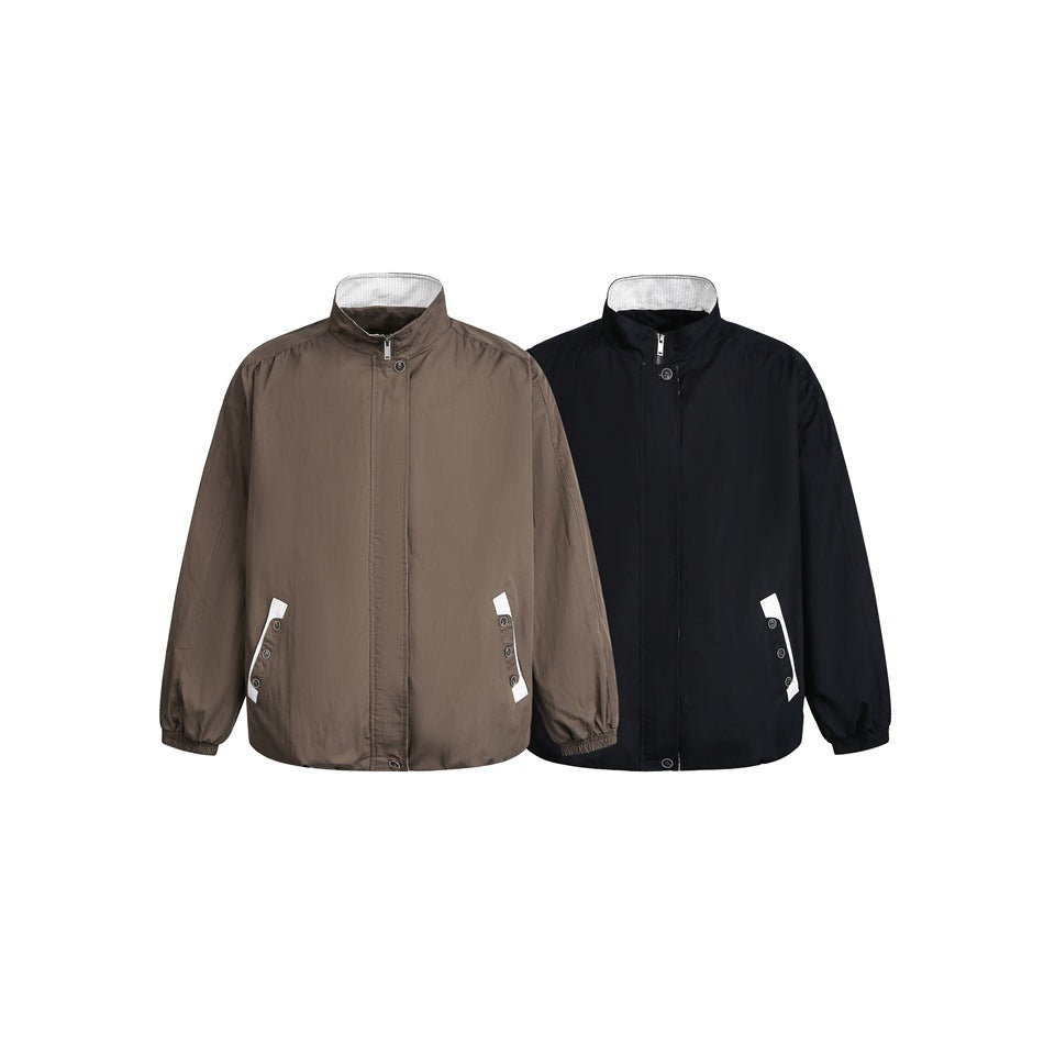 Unisex Kurz geschnittene leichte Windblousonjacke mit Stehkragen, verdecktem Reißverschluss und kontrastierten Pattentaschen Shop Nory