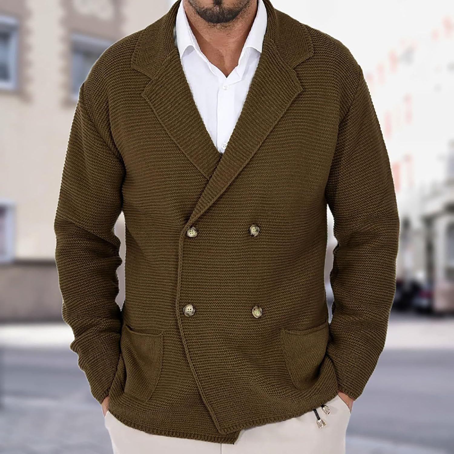 Herren Strickjacke mit doppelter Knopfleiste und modernen Taschen