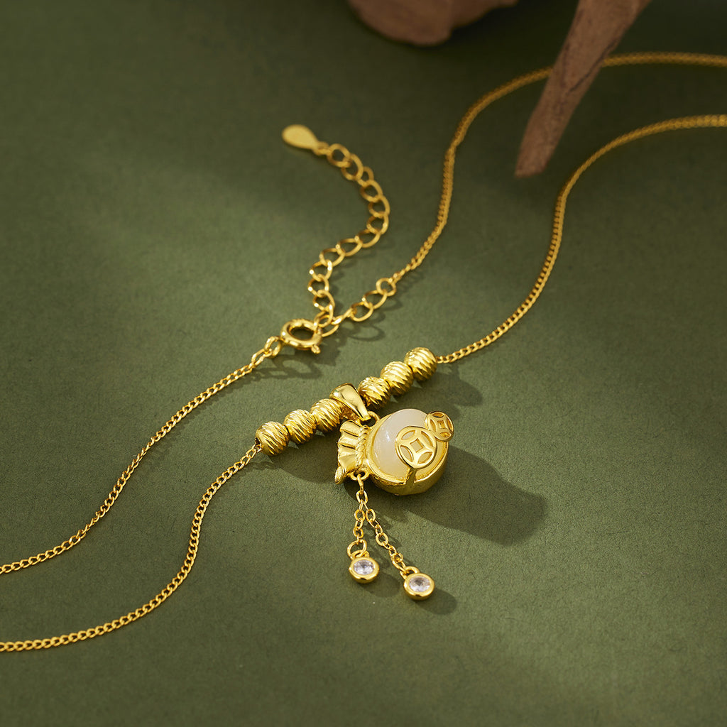 Damen Halskette mit kunstvollem Anhänger aus hochwertigem goldfarbenen Metall und Zirkonia-Details Shop Nory