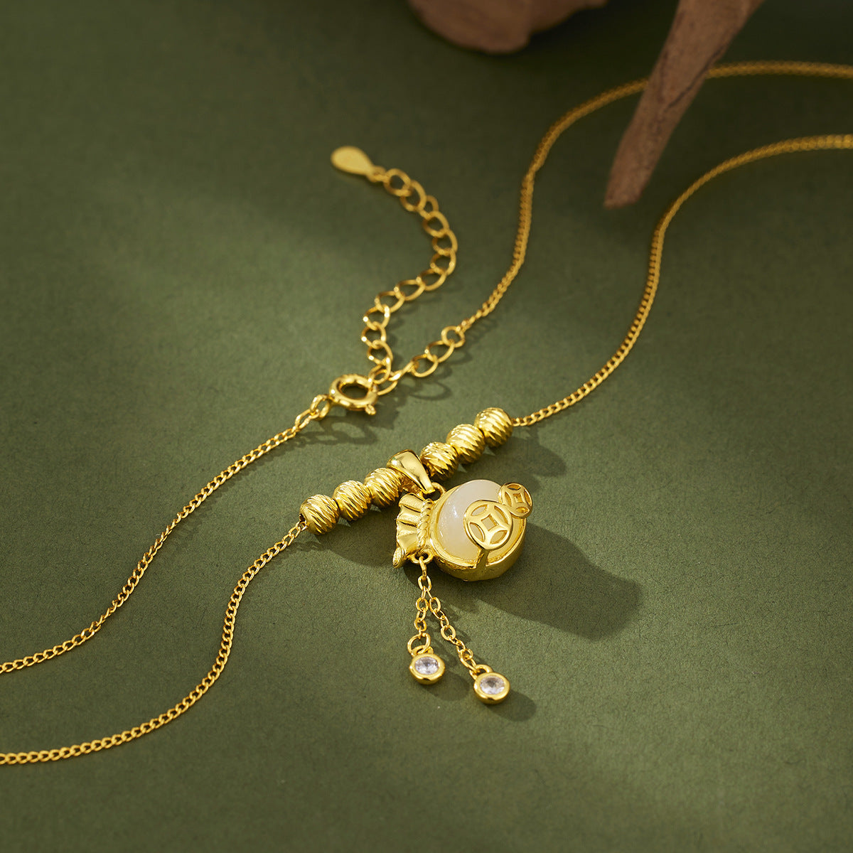 Damen Halskette mit kunstvollem Anhänger aus hochwertigem goldfarbenen Metall und Zirkonia-Details Shop Nory