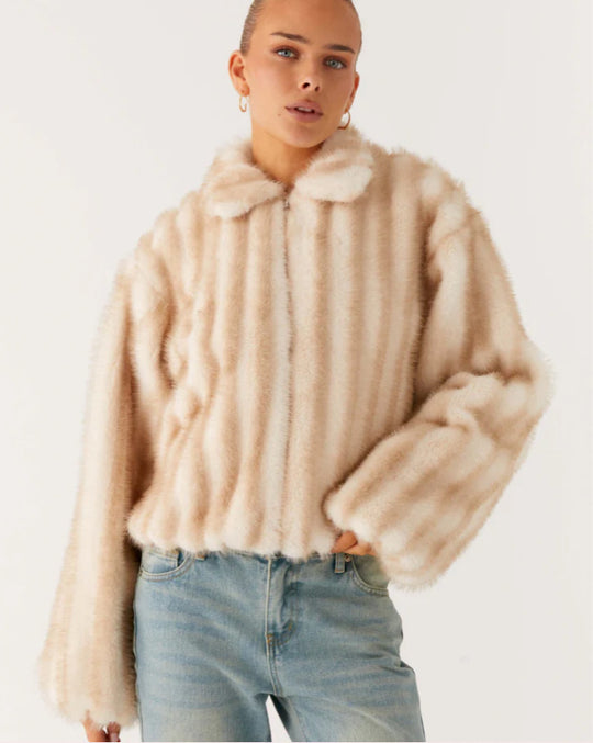 Damen Kurzjacke aus luxuriösem Hochflor-Kunstpelz mit Reißverschluss und voluminösen Ärmeln Shop Nory